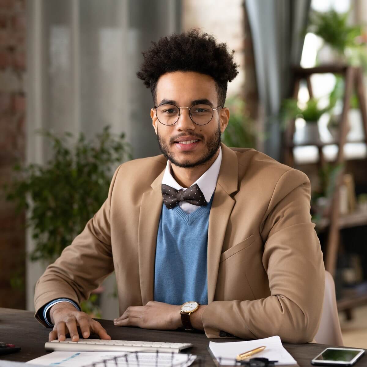 Testimonials Businessman Sitting At His Workplace 2023 11 27 05 27 43 Utc